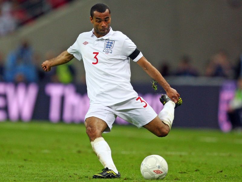 Ashley Cole là hậu vệ trái xuất sắc của Arsenal và Chelsea