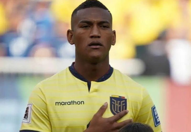 Carlos Gruezo đánh chặn và hỗ trợ lối chơi