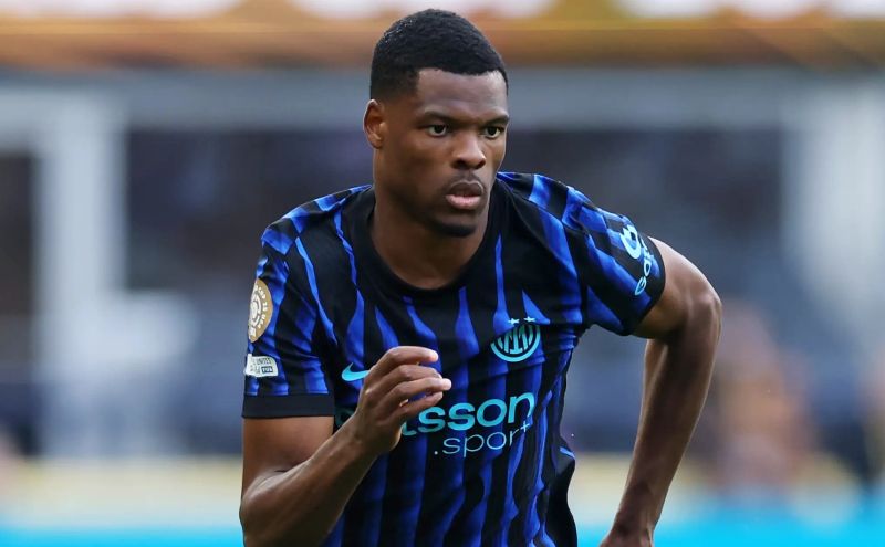 Cầu thủ người Hà Lan này được xem là một trong những hậu vệ cánh hiện đại tiêu biểu của bóng đá châu Âu