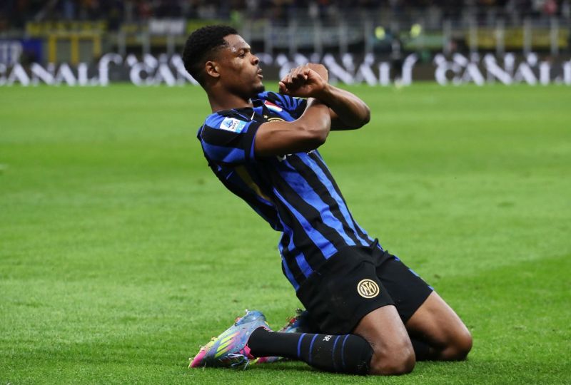 Denzel Dumfries là hậu vệ cánh phải năng động, nổi bật với tốc độ và sức mạnh vượt trội