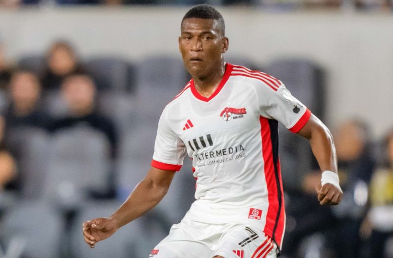 Carlos Gruezo tiền vệ Ecuador kiểm soát tuyến giữa