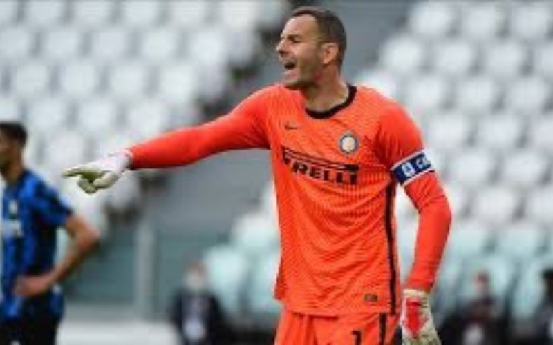 Thủ thành Handanović giúp khung thành của Inter Milan vững chắc hơn.